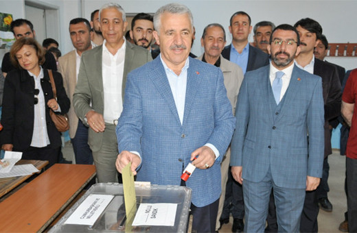 Bakan Arslan memleketi Kars'ta oyunu kullandı