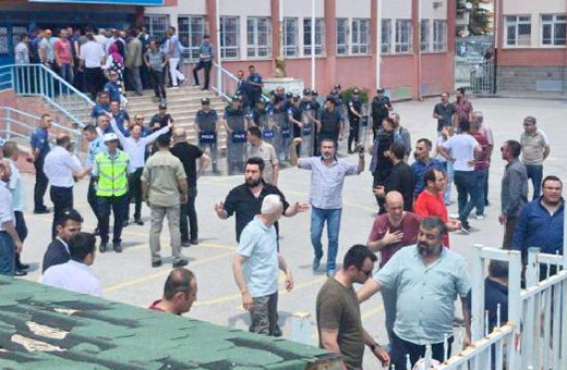 Yaşlılarla kabine girilince ortalık karıştı!