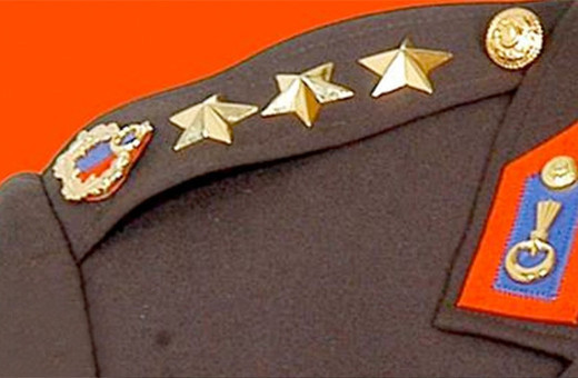 Muvazzaf albayın evinde yapılan aramada bulundu