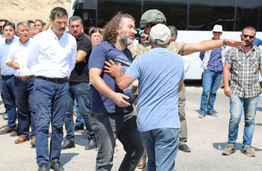 HDP'li vekiller polisle tartıştı yol kapattı