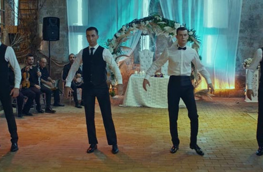 Söz dizisinde geceye damga vuran sahne! Tim elemanları zeybek oynadı