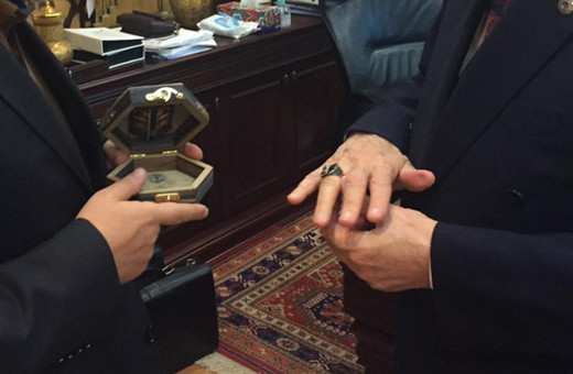 Bahçeli'yi mest eden hediye! Üzerine neler işlendi?