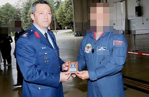 Bütün savaş uçaklarından sorumluydu bir anda emekliliğini istedi