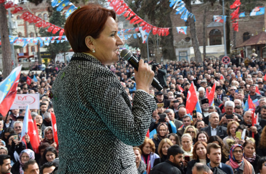 Meral Akşener'den çarpıcı seçim yorumu! Anne terliği fırtlatın