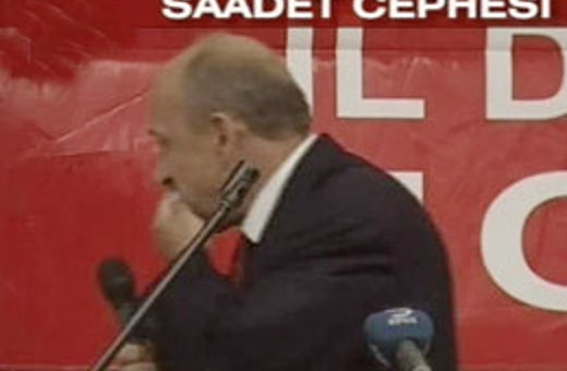 Kurtulmuş'u eleştirirken takma dişler çıktı (video) 