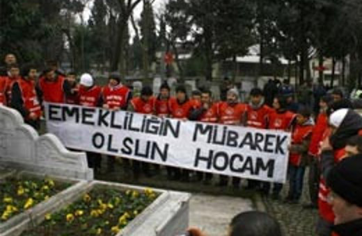 Erbakan'ın kabri başında ilginç pankart 