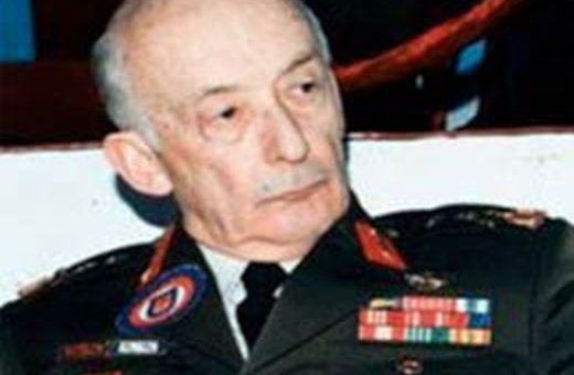 Erbakan'ın arkasından yürüyen Paşa