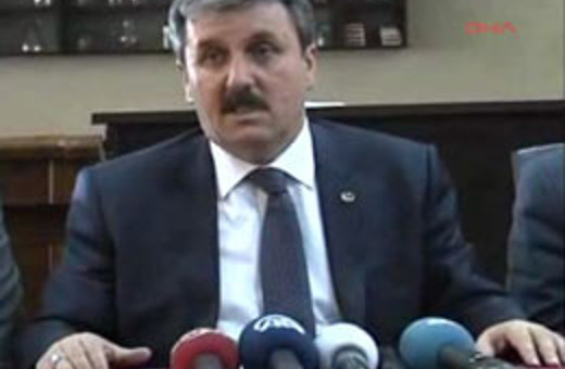 Baskın halay çekilerek kutlanıyor