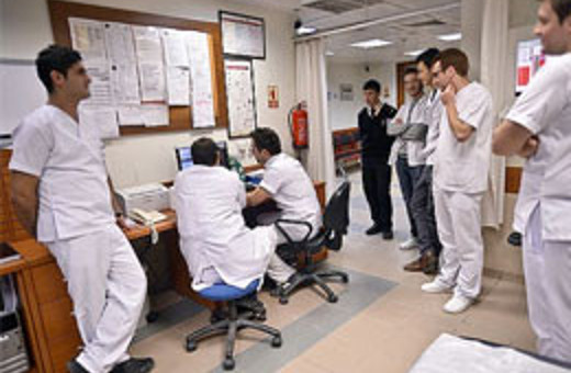 Sağlık çalışanları meslektaşlarını unutmadı