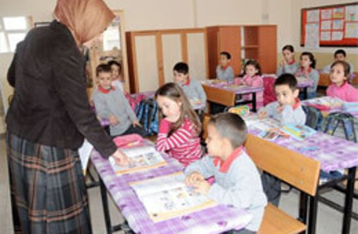 Başörtülü memura ilk vize!