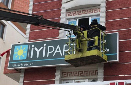 İstifa eden İyi Partili tabelasını da yanında götürdü