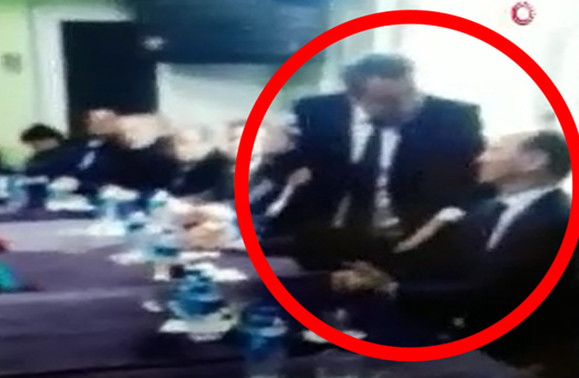 Belediye Başkan Adayı Kemal Emir'in zor anları! İstiklal Marşı'nı unuttu...