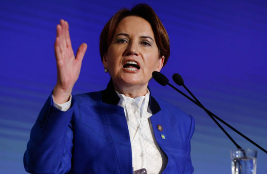 Akşener, "Erdoğan verdi" deyip mitinge çantayla çıktı! İçinde bakın neler var?
