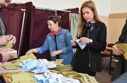 İzmir Bergama'da geçersiz oylar yeniden sayılacak