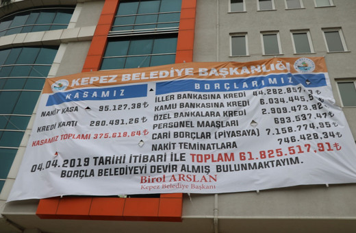 Çanakkale'deki borç afişi CHP'lileri kızdırdı