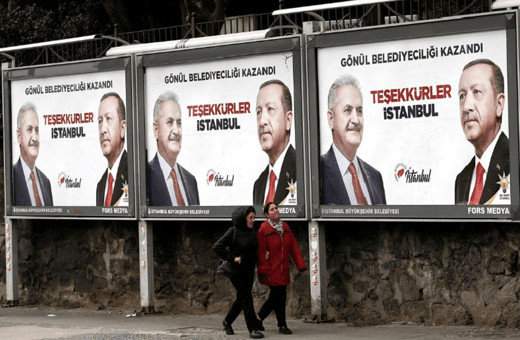 Mazbatayı Ekrem İmamoğlu aldı! "Teşekkürler İstanbul" afişine bakın ne oldu?