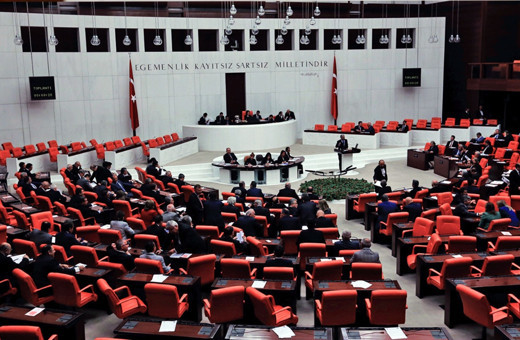 MHP'den Meclis'e teklif: Askere gitmek isteyen kadınlara izin verilsin