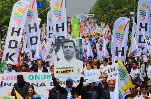 HDP seçmeni sandığa gitmeye ikna etmek için kapı kapı dolaştı