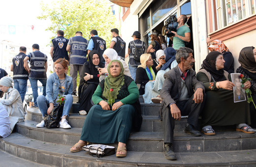 Diyarbakır'da HDP önündeki aileleri tehdit edenlere soruşturma