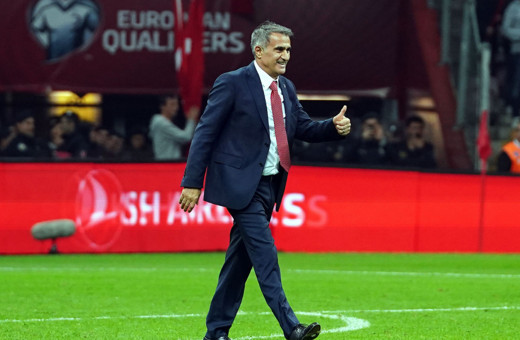 Kart isteyen Şenol Güneş'in suratına top isabet etti