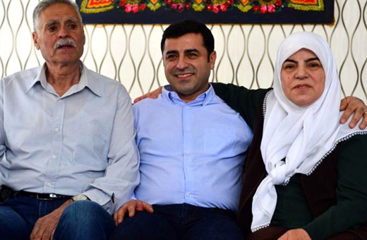 Selahattin Demirtaş'ın anne ve babası trafik kazası geçirdi hastaneye kaldırdılar