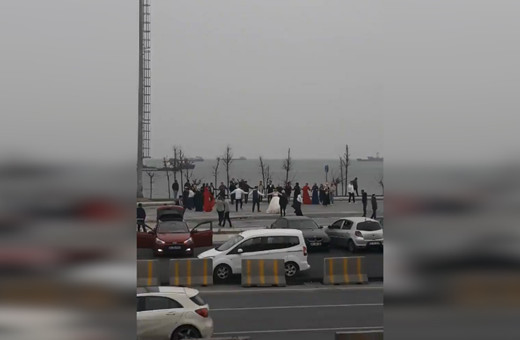 Evde kalmayıp koronavirüs tehdidine rağmen bir grup vatandaş halay çekti