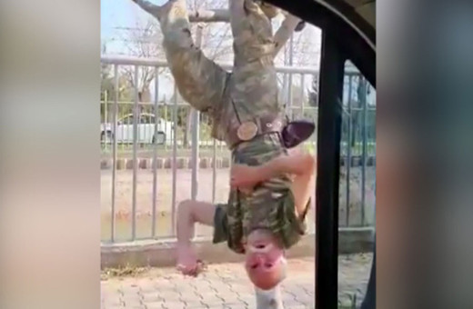 Komando dede ağaca baş aşağı sarktı polise yakalandı sonra bakın ne oldu