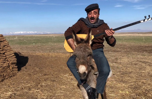 Kars'ta eşek üzerinde Koronavirüs türküsüne klip çekti sonra bakın ne oldu