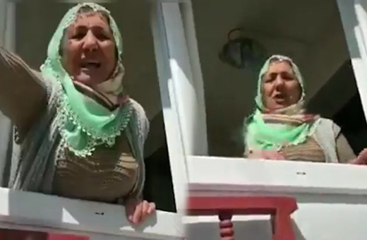 Annesini eve kilitleyen evlat! Polise ihbar ederim seni