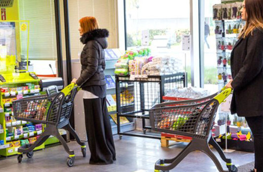 Kadın kasten öksürdü! Koronavirüs korkusu 35 bin dolarlık ürünü çöpe attırdı