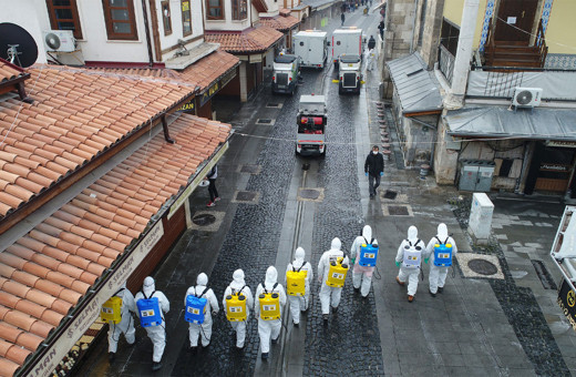 Koronavirüse karşı şehirler foşur foşur yıkandı