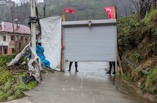 Rize'de köylülerin sıradışı önlemi! Aşıklar köyü girişine otomatik kepenk yaptılar