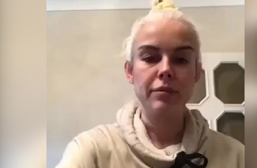 Karantinada olan İpek Tanrıyar sınırları zorladı! İç çamaşırla maske yaptı