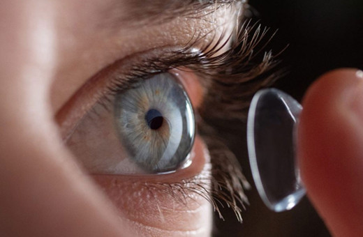 Koronavirüs döneminde lens değil gözlük tercih edin!