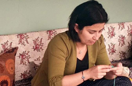 Başkan Saliha Özçınar'dan örgü ördüğü fotoğrafla 'evde kalın' çağrısı