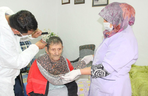 Afyonkarahisar'da yaşlılara evlerinde saç ve sakal tıraşı hizmet