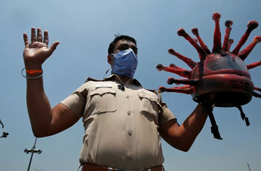 Polis memuru evde kalmayı reddedenleri kaskıyla korkuttu!