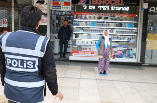 Teyze evine dön diyen polise "İyilik ve güzellik partisi kuracağım" diye yanıt verdi