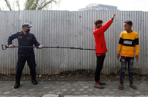 Koronavirüs yasaklarına uymayanlar vahşi hayvan gibi yakalanıp kafeslere kondu