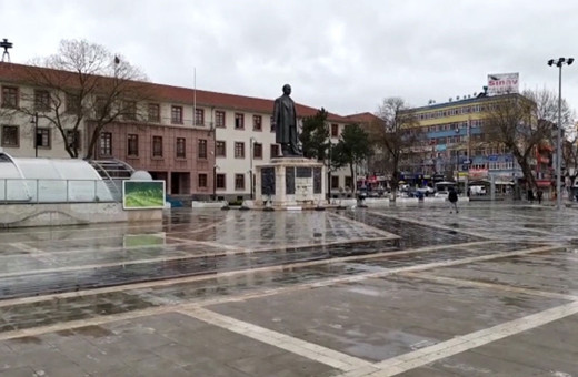 Türkiye'nin birçok ilinde meydanlarda koronavirüs sessizliği yaşanıyor