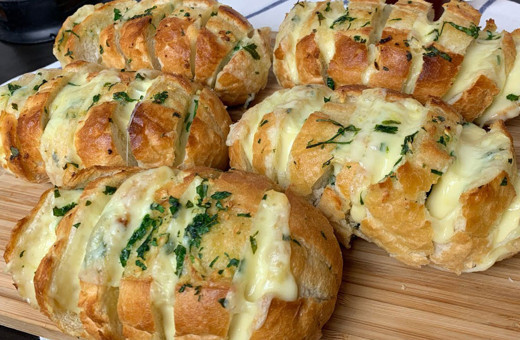 Kahvaltı için enfes lezzet sarımsaklı ekmek!