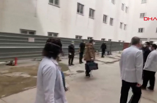 Erzurum'da koronavirüs tedavisi biten 20 hasta alkışlarla taburcu edildi