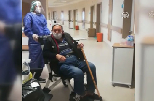 İzmir'de 84 yaşındaki koronavirüs hastası taburcu oldu