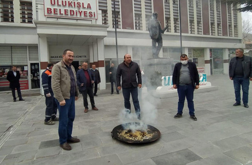 Niğde'nin Ulukışla Belediye Başkanı tütsü ile koronavirüsü tüm ilçeden kovdu! 