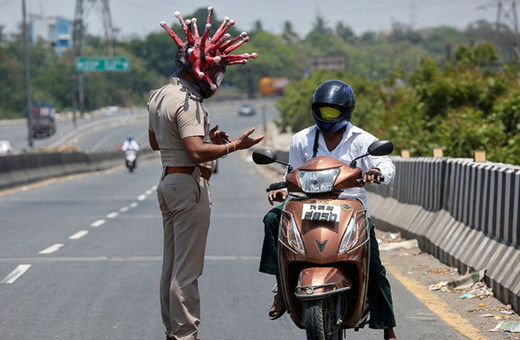 Hindistan polisi koronavirüs kaskıyla dikkat çekti