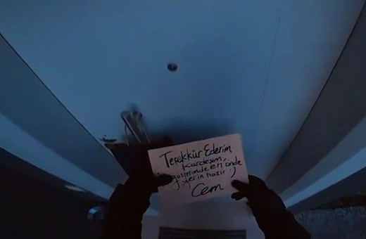 Cem Yılmaz kuryelere en güzel yerden hediye armağan etti!