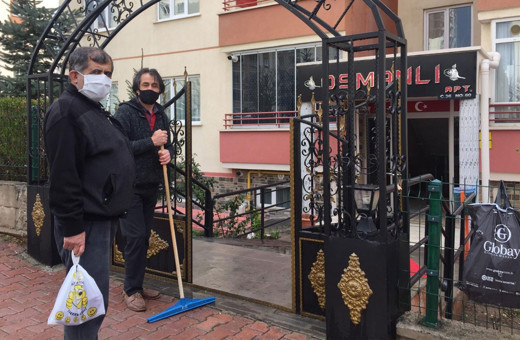 Kayseri'de binalara girip elindeki sıvıyı her yere süren kadın olay oldu!