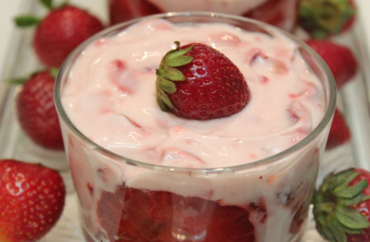 Düşük kalorili çilekli yoğurt tatlı krizine birebir!