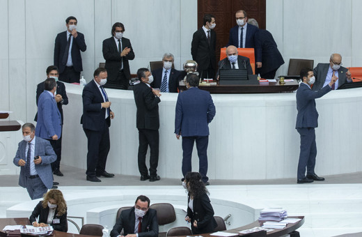 Meclis'te milletvekilleri bir günde 6 bin maske harcıyor