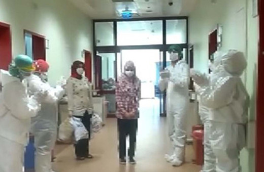 Kahramanmaraş'ta koronavirüsü yenen küçük kız alkışlarla taburcu edildi